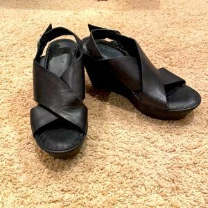 Born Black Wedges